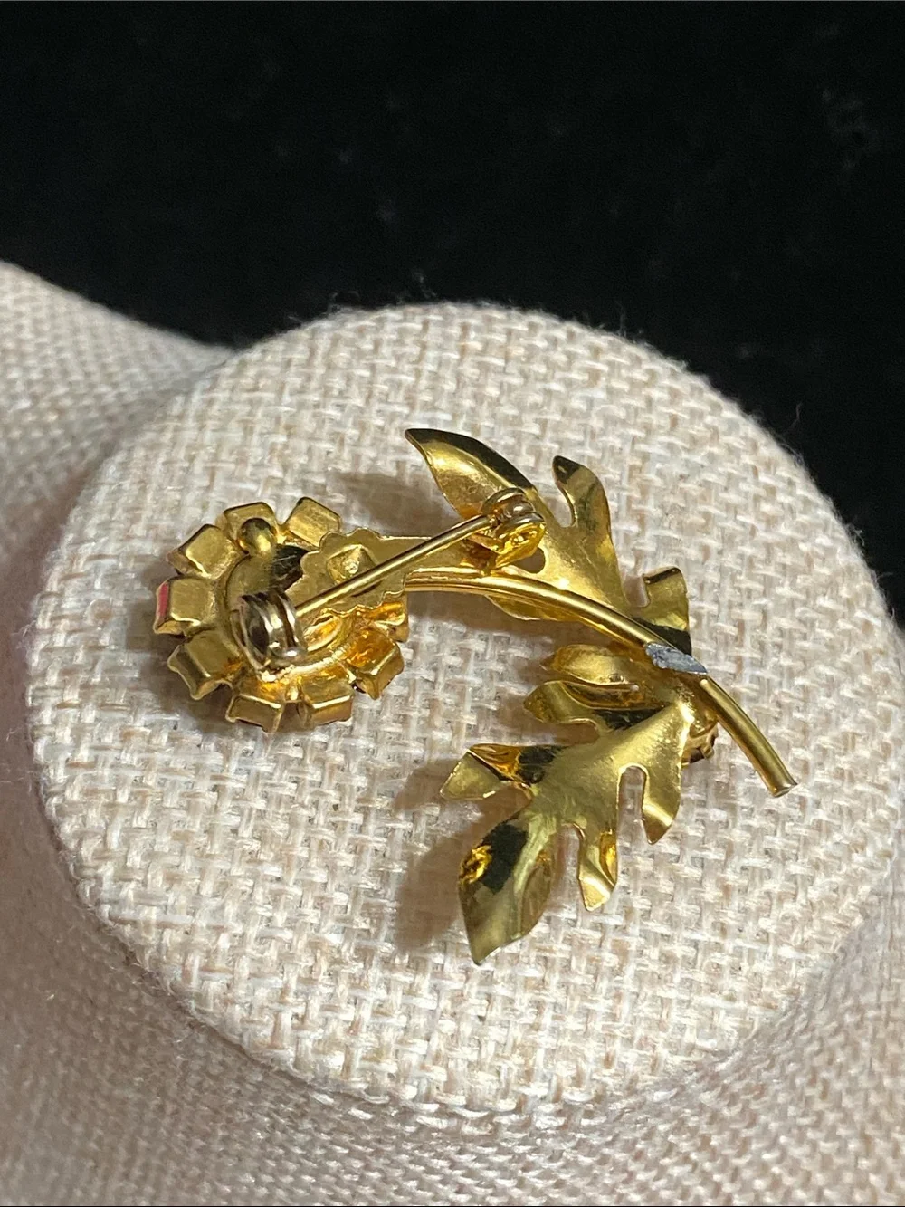 VTG Gold-Tone Floral Brooch with Purple Rhinestones
